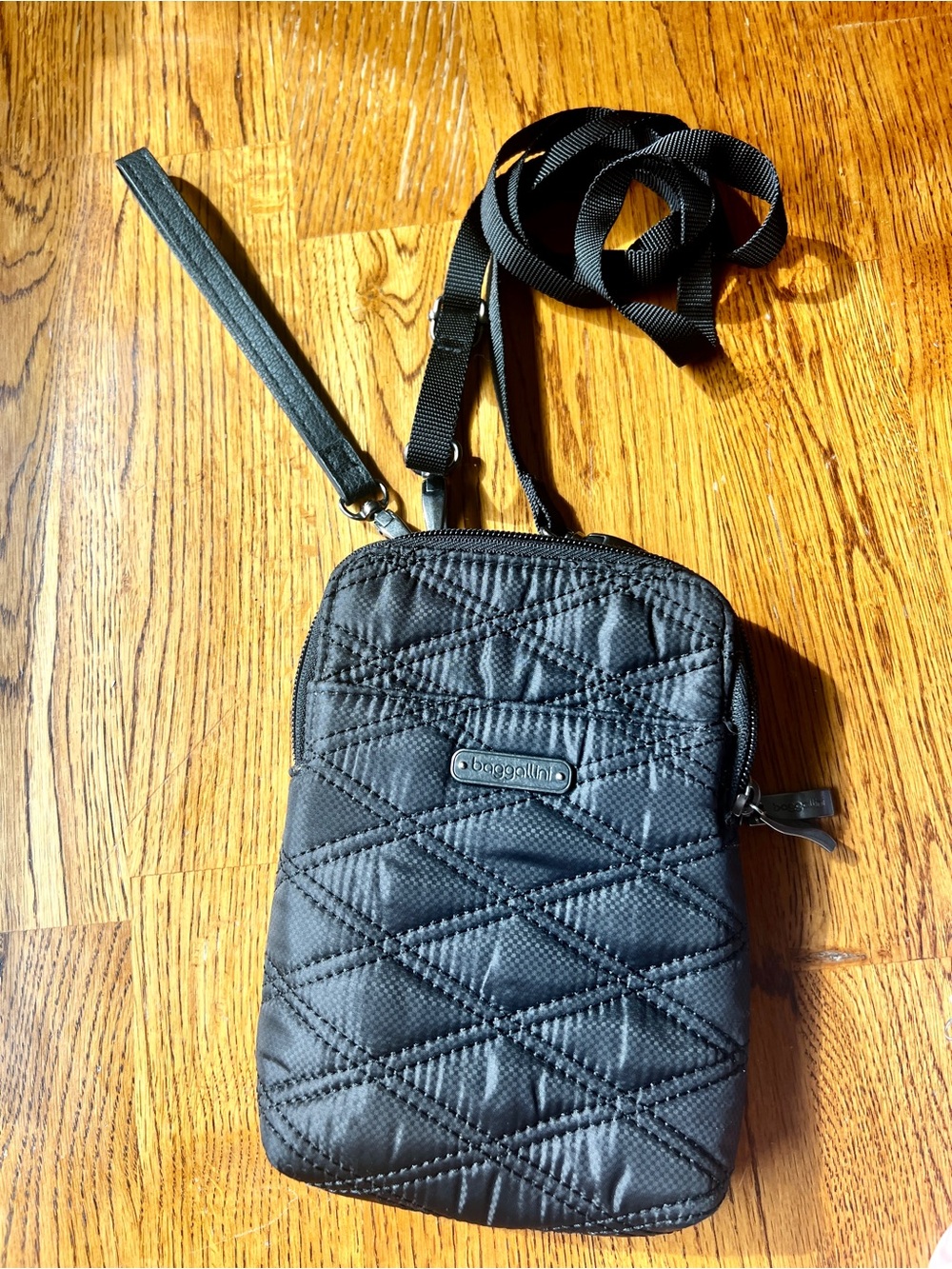 Baggallini Black Quilted Crossbody Phone Pouch